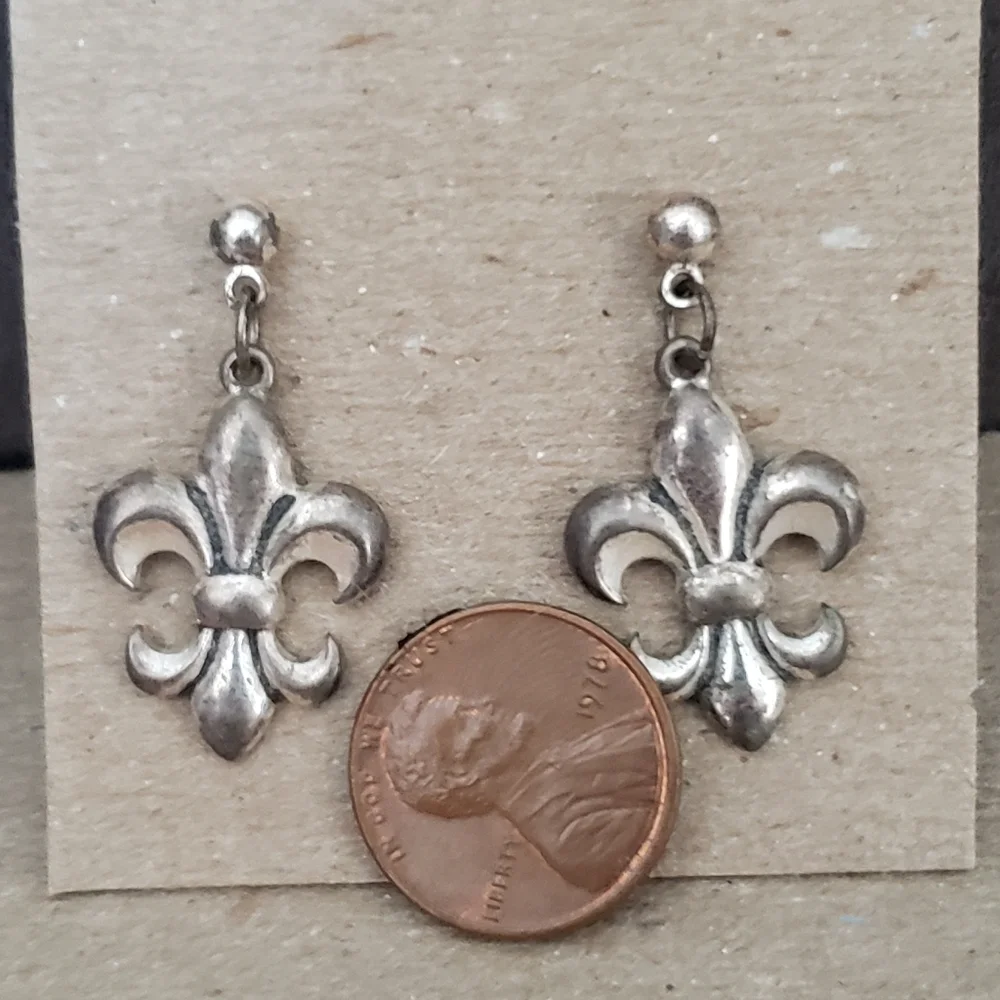 Silver Vintage Fleur de Lis Dangly Stud Earrings - Picture 3 of 4